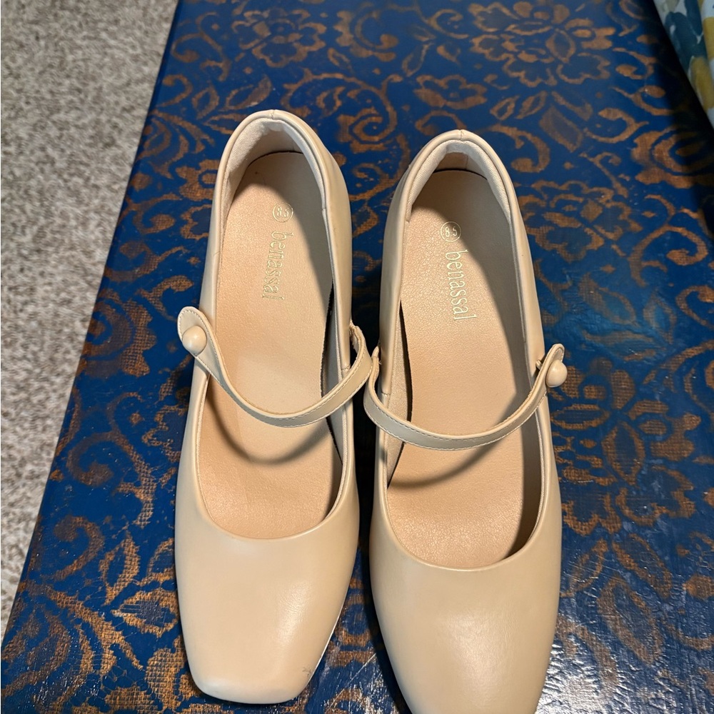 Women's Cream Mary Jane heels